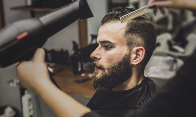 آموزش سشوار کشیدن در سالن آرایشگری مردانه