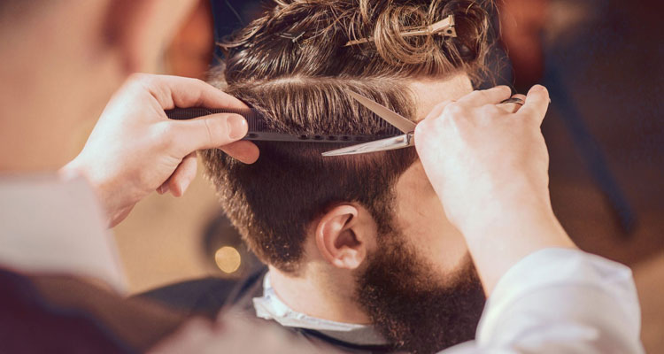 کوتاه کردن مو در آموزشگاه آرایشگری مردانه