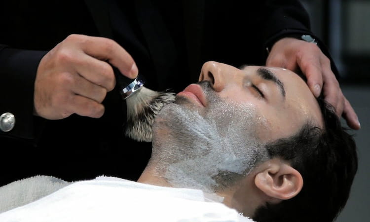 استفاده از خمیر اصلاح صورت در آرایشگاه مردانه